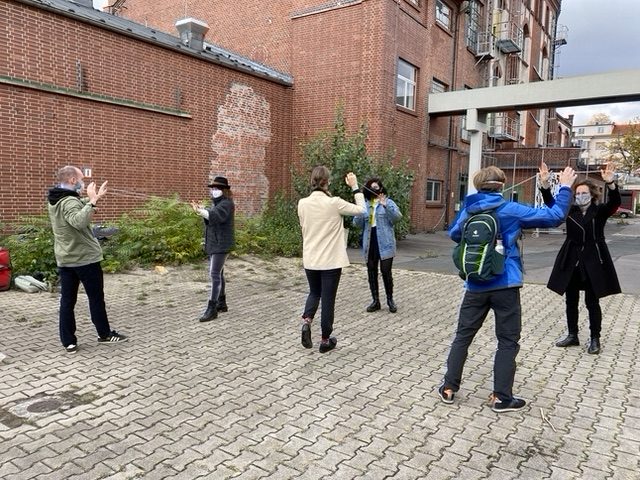 People holding glass canes that are 1,5m apart: Multaka Workshop October 2020