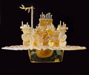 Claudia Henao (United States), " The Balsa Muisca," Fusing and negative core cast lead crystal, 2022. 50 x 30 x 20 cm.