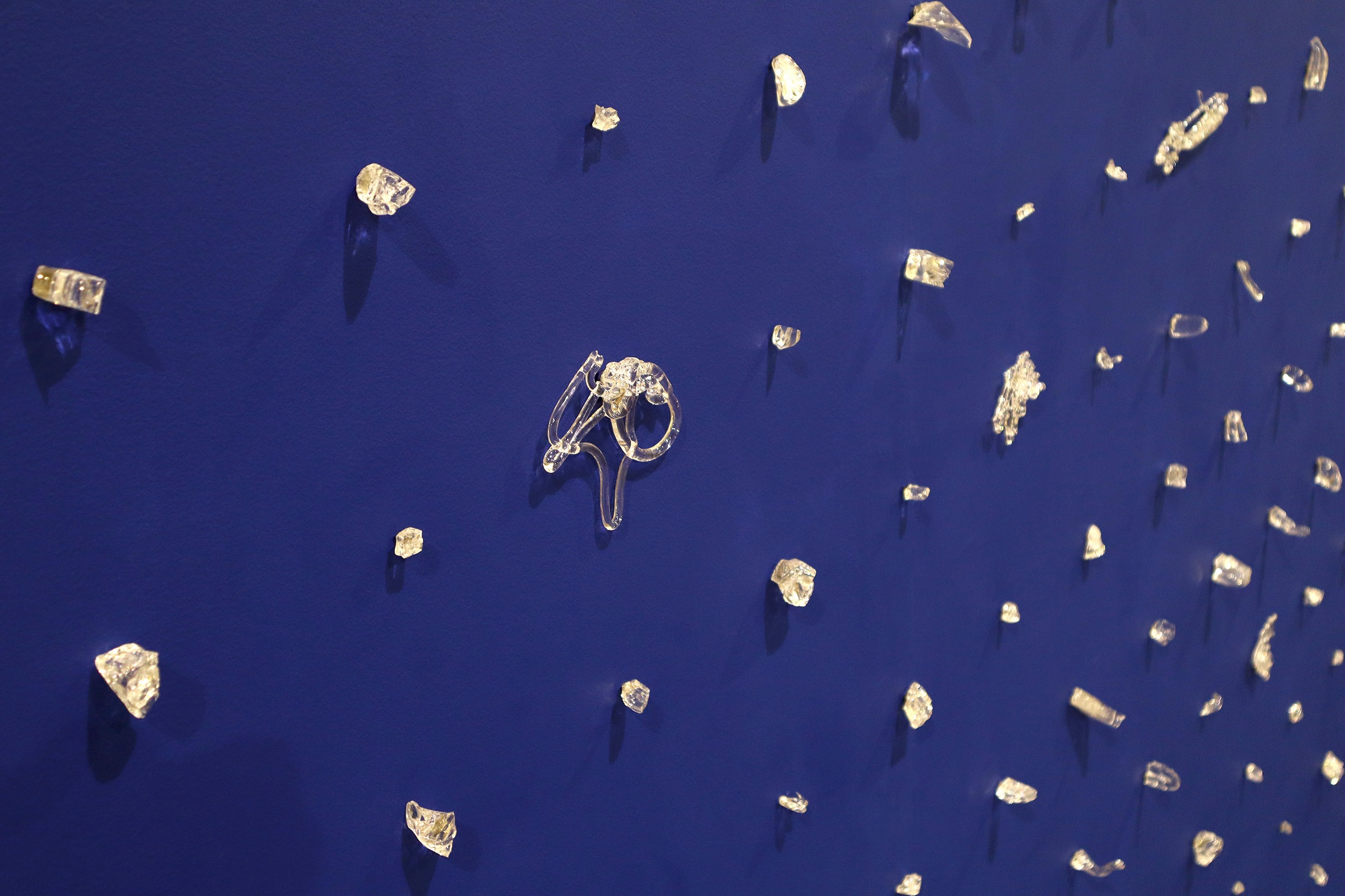 Jiemin Park, SNR1 -SNR450 (detail). Shattered glass fragments from stressed glass. 5.5 x 3m Installation, 2022. (Photo: Artist)