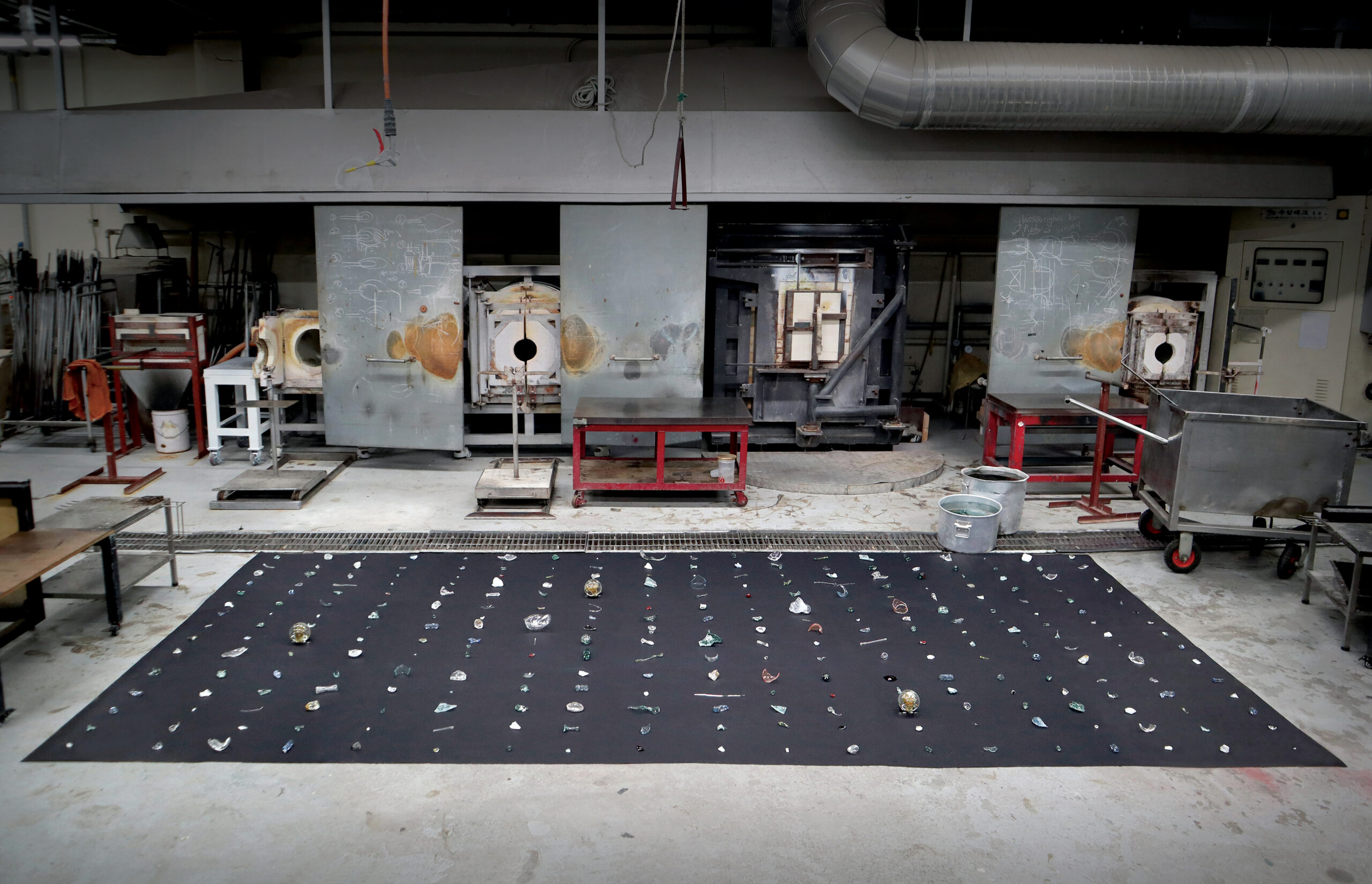 Jiemin Park, Observation for waste glass. Waste glass pieces. Found object installation, 2023. (Photo: Artist)
