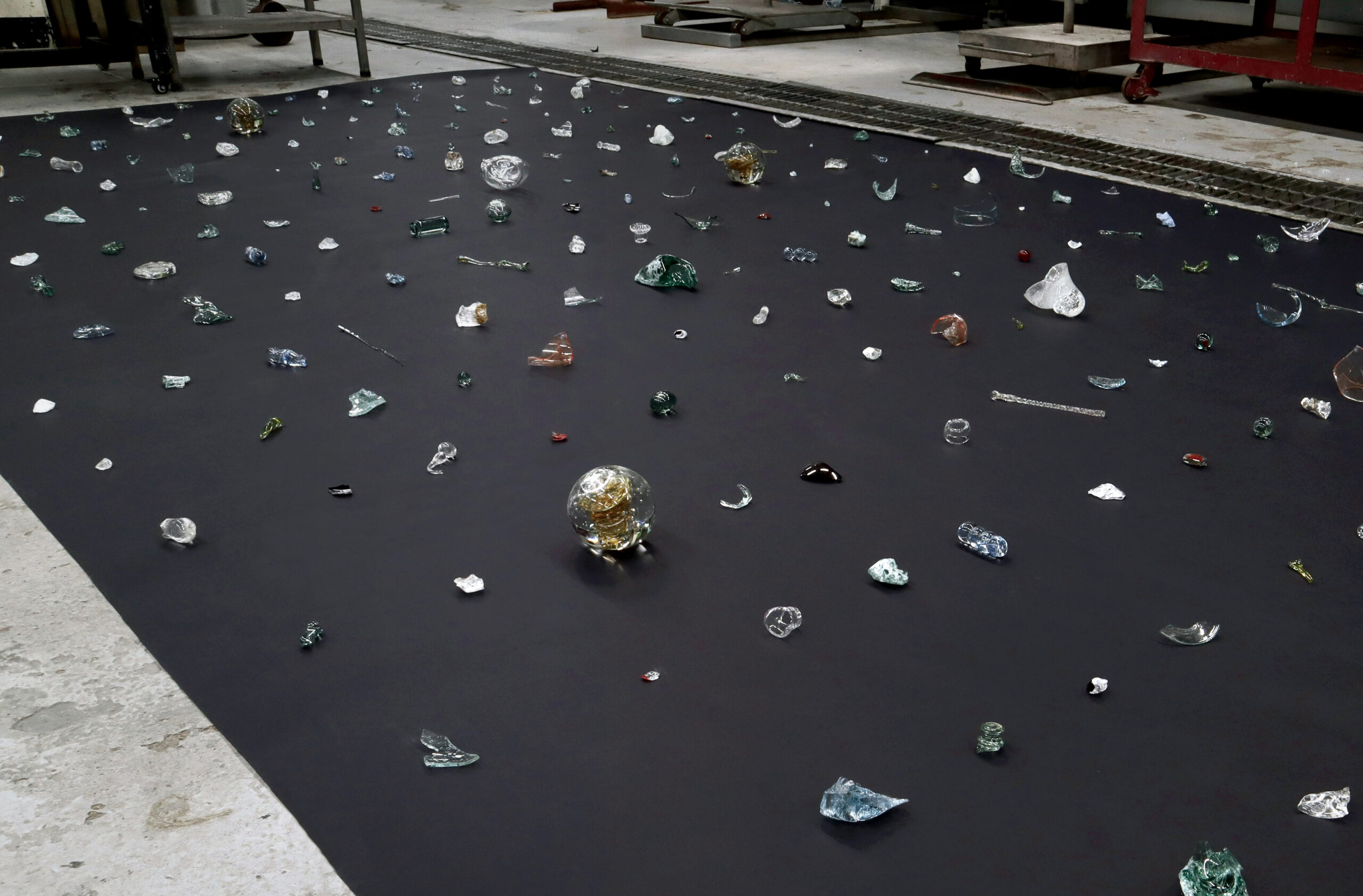 Jiemin Park, Observation for waste glass (detail), Waste glass pieces. Found object installation, 2023. (Photo: Artist);