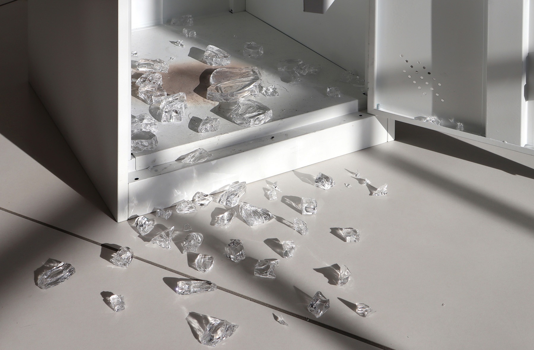 Jiemin Park, I want to see the world (detail). Shattered glass fragments from stressed glass and three-tiered steel cabinet. 40 x 45 x 93(h) cm, 2023. (Photo: Artist
