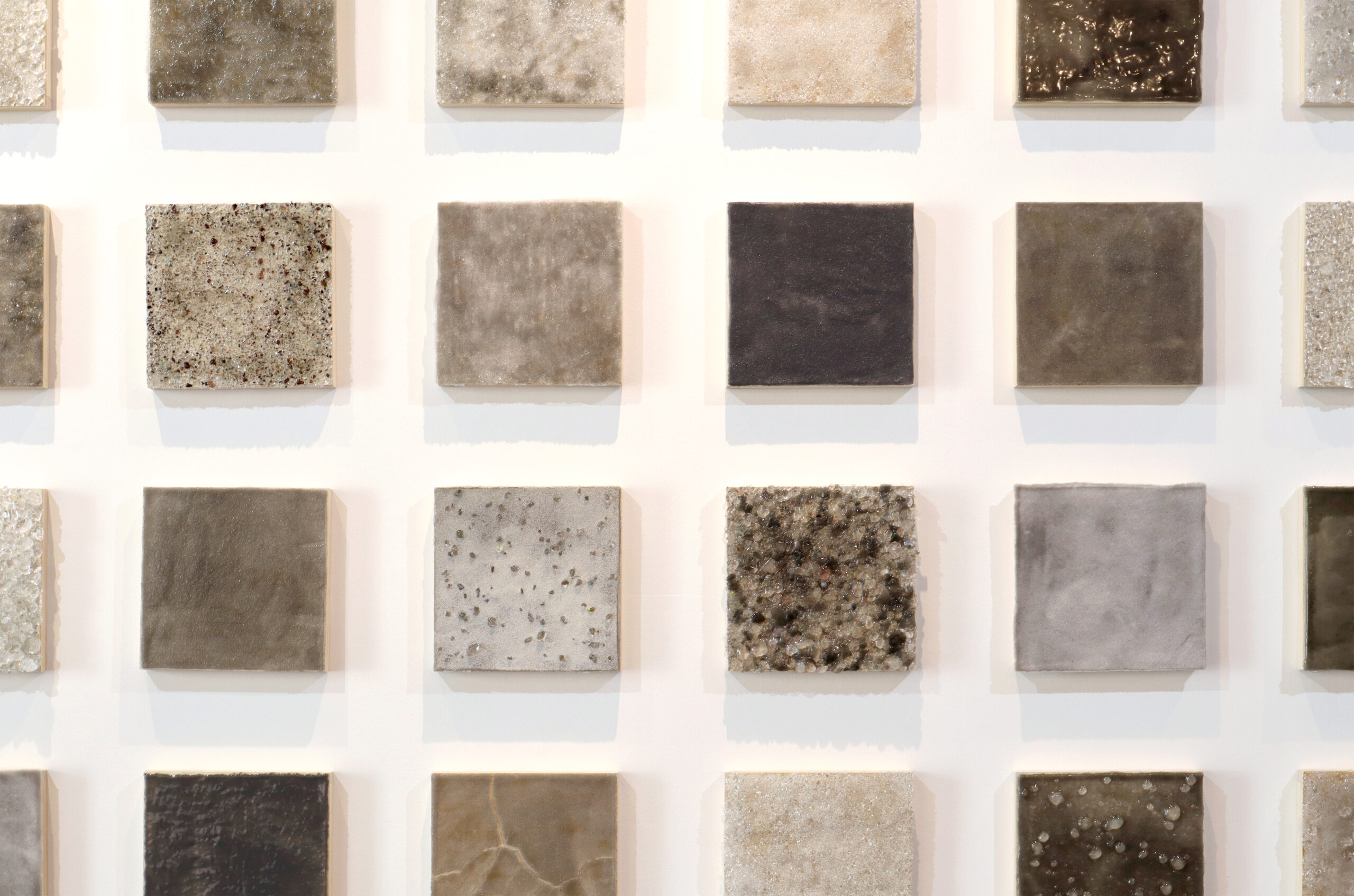 Jiemin Park, Star 01-65 (detail). Fused glass powder on wood panel. 27 x 27cm per piece (65 pieces total), 2024. (Photo: Kwak Dongkyung)