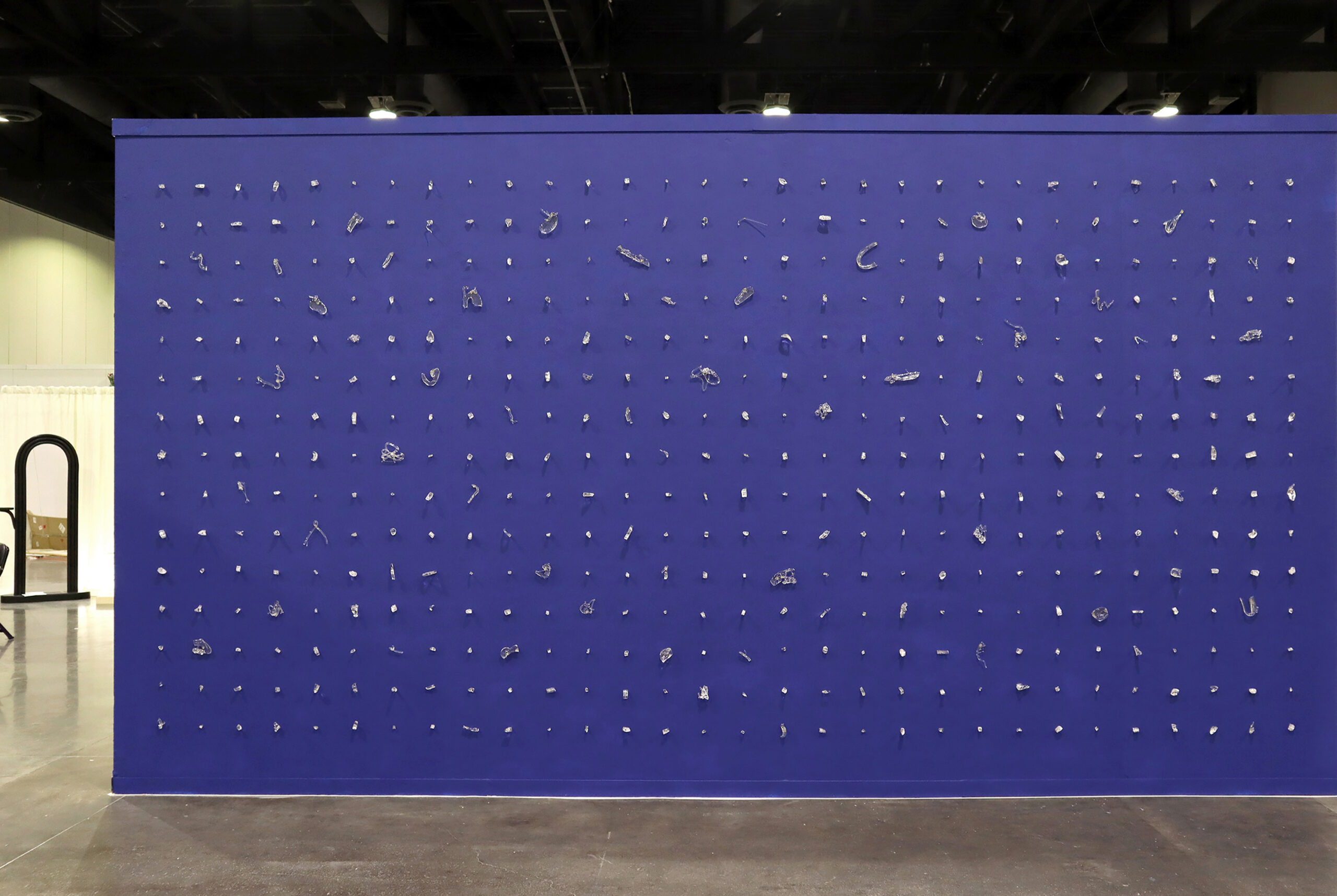 Jiemin Park, SNR1 -SNR450. Shattered glass fragments from stressed glass. 5.5 x 3m Installation, 2022. (Photo: Artist)